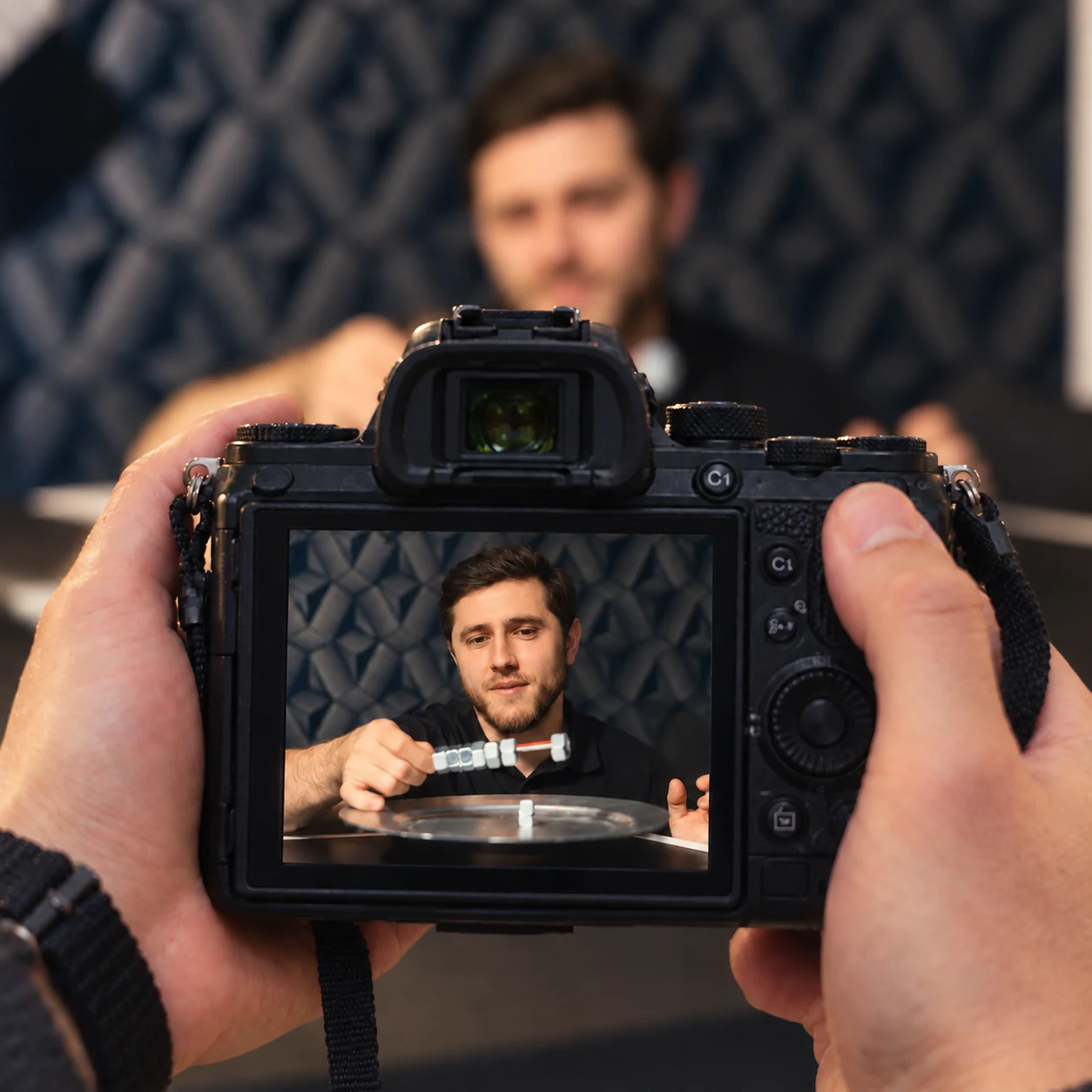 На экране фотоаппарата чётко виден участник игры, фон размыт